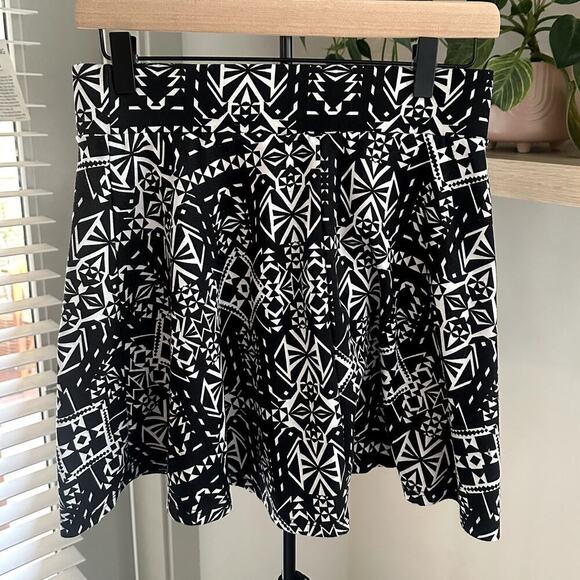 Charlotte Russe Skirt Women’s Medium Y2K Black White Geometric Flare Mini - Picture 1 of 6